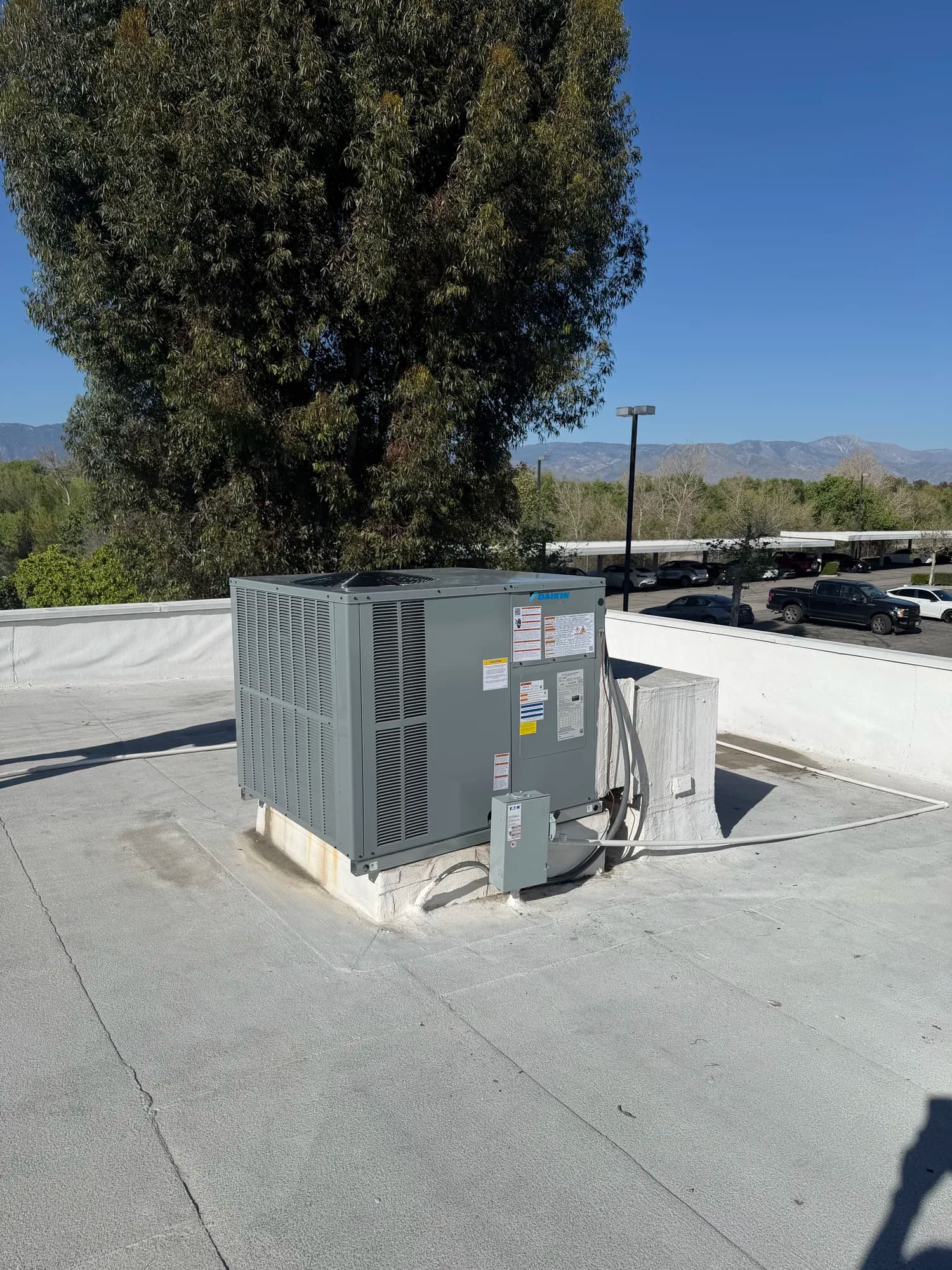 Commercial rooftop package unit installed by Aarctic