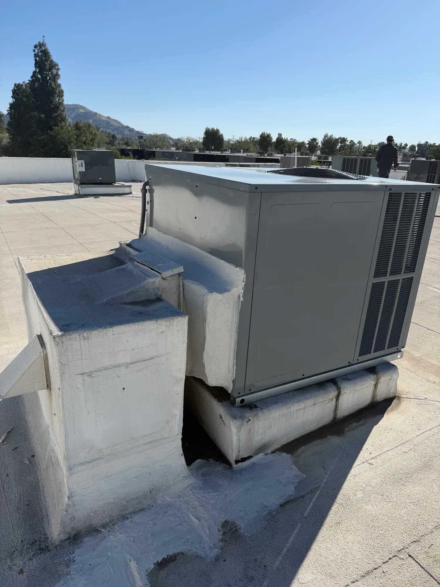 Commercial rooftop heating and cooling package unit